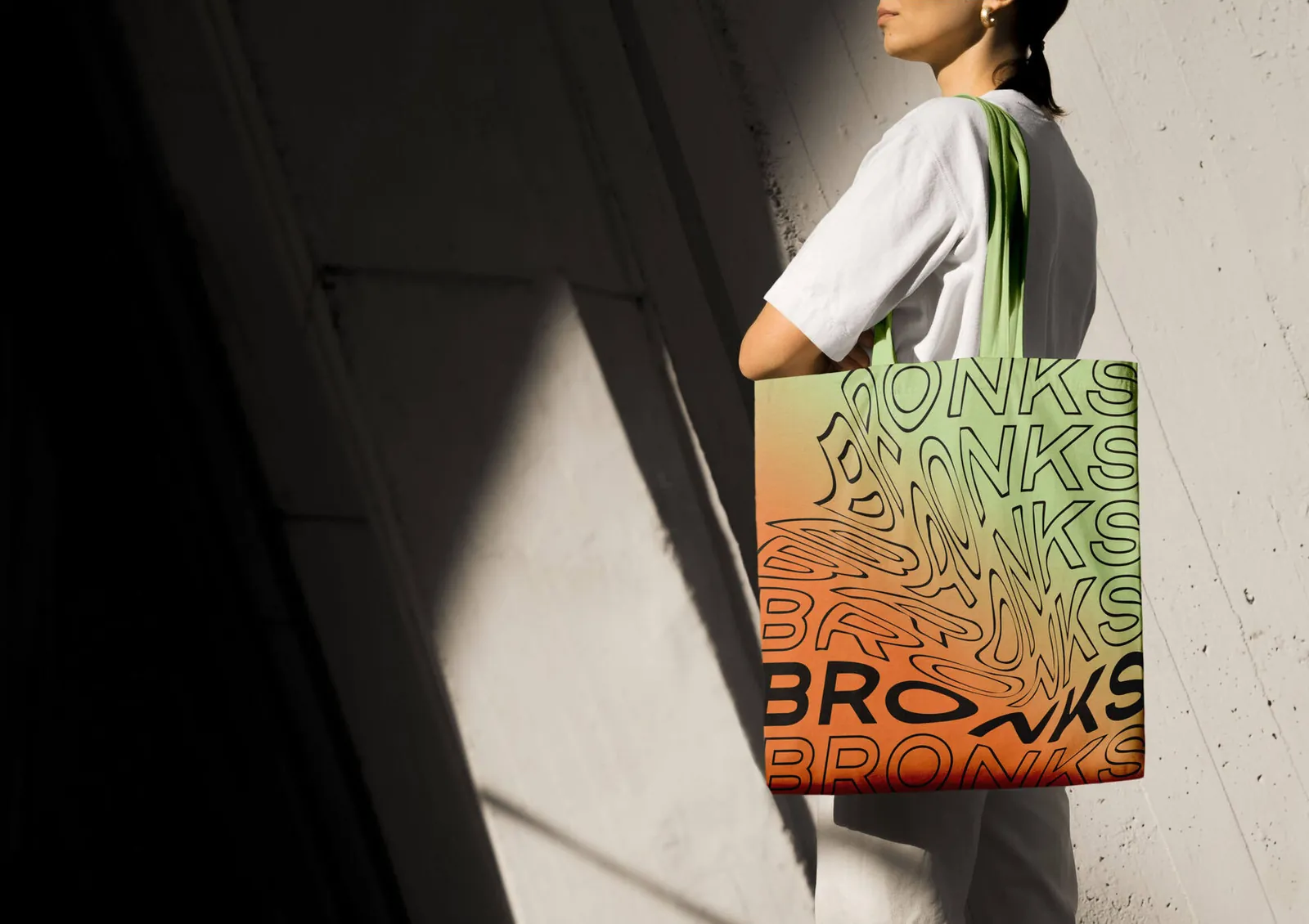 Шопер с графикой Bronks на плече